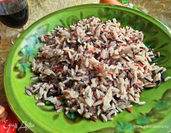 Высыпать рассыпчатый рис на большое блюдо.