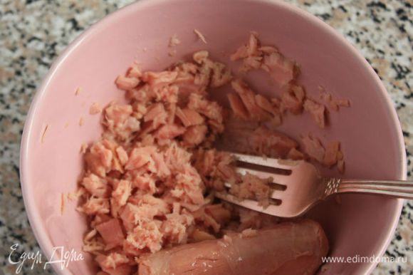 Консервированного тунца ТМ «Магуро» раскрошить и добавить в салат.