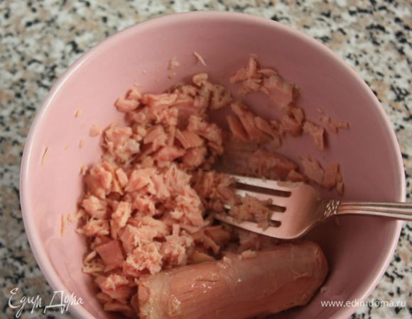 Консервированного тунца ТМ «Магуро» раскрошить и добавить в салат.