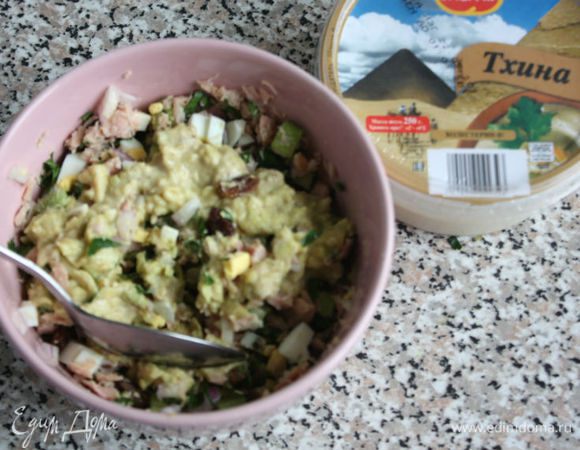 Приправить салат остальными ингредиентами, перемешать и попробовать на вкус. Мне потребовалось добавить еще тхины, хотя по рецепту полагалась 1 ст. л. Горчицу выбирайте на свой вкус, но дижонская предпочтительнее.