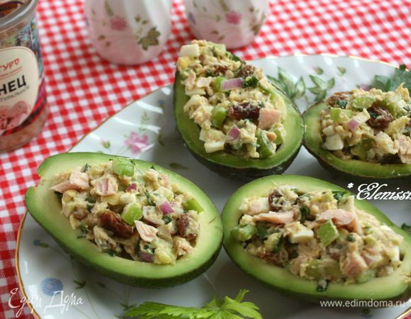 Наполнить салатом подготовленные половинки авокадо. Изюм можно заменить виноградом, разрезанным пополам.