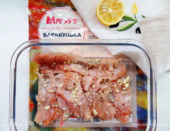 Мелко порубить два зубчика чеснока, из лимона выжать сок. Кусочки филе барабульки замариновать в лимонном соке, посыпать солью, перцем и рубленым чесноком.