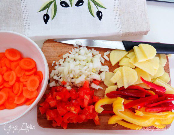 Режем овощи. Лук — кубиками, морковь — тоненькими кружочками, картофель — кружочками потолще, перец — соломкой, помидоры — кубиками.