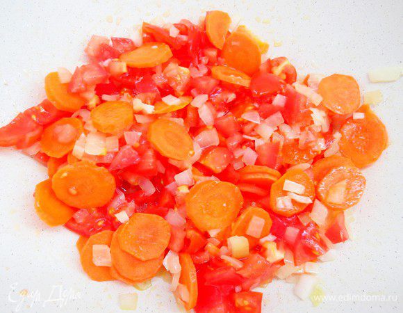 Через пару минут добавляем нарезанные помидоры, тушим еще 5 минут.