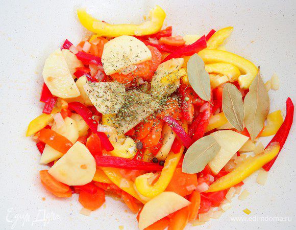 Добавляем перец, картофель, лавровый лист и орегано.