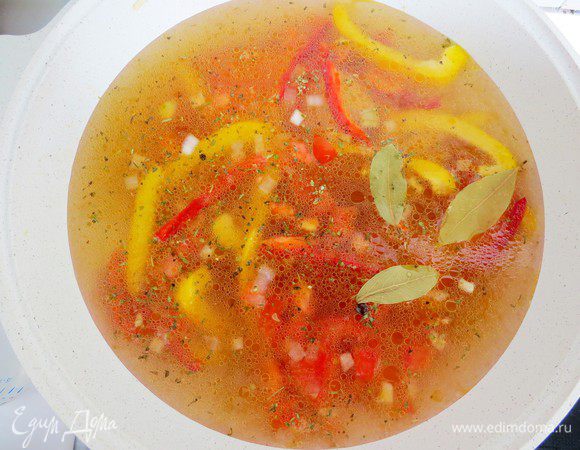 Затем вливаем рыбный бульон, солим и перчим по вкусу.