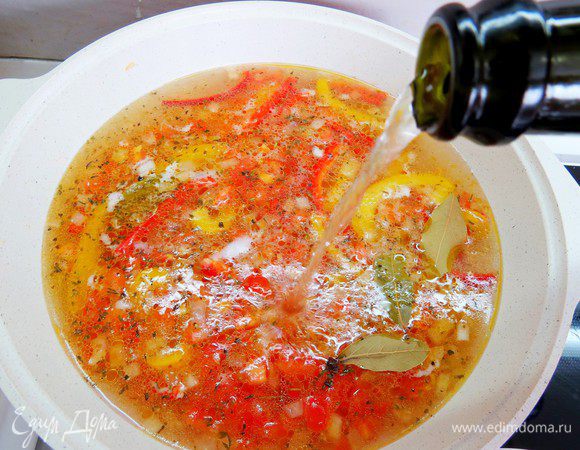 Даем бульону закипеть, после чего вливаем белое вино, варим до полуготовности картофеля.