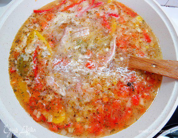 Опускаем в кипящий бульон замаринованные куски барабульки вместе с маринадом. Варить при слабом кипении 10-15 минут.