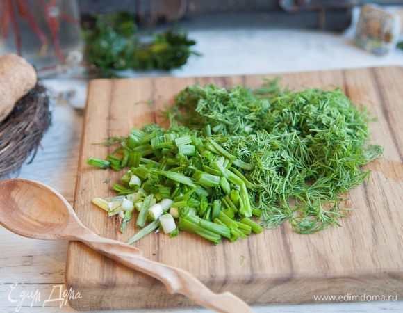 Мелко нарезаем лук и укроп.