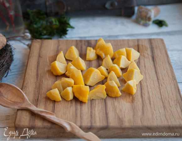 Патиссоны режем на 4 части.