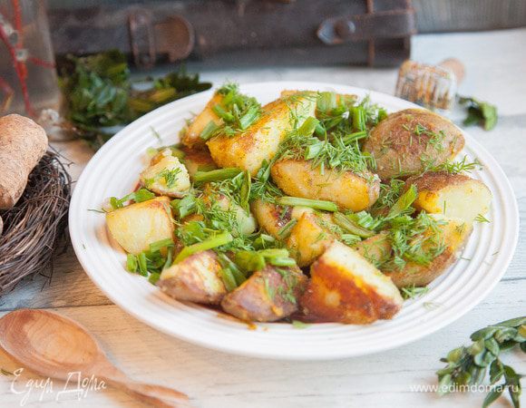 На тарелку выкладываем картофель с луком и укропом.