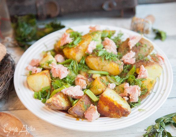 Открываем банку тунца и кусочки отправляем к картофелю.