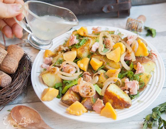 Сбрызгиваем салат лимонным соком. Подаем теплым.