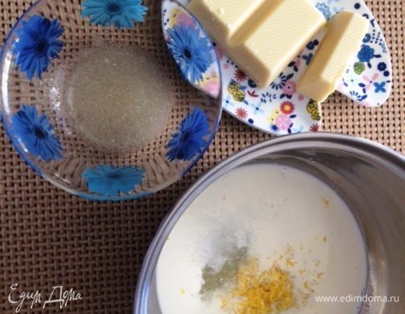 Готовим креме на белом шоколаде. Замочить желатин. 
Распустить на водяной бане. Натереть цедру лимона и выжать сок (15 г). В сотейнике соединить сок лимона, цедру лимона, сливки (50 г) и сахар (5 г). Ставим на огонь и доводим до кипения, остужаем до 85°С и добавляем распущенный желатин. На водяной бане растопить шоколад и на него выливаем желатиновую массу. Перемешиваем, чтобы масса немного остыла. Добавляем йогурт (на свой вкус). Пробиваем всю массу погружным блендером. 