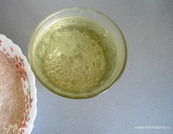 Тесто для этой галеты очень простое и вкусное! Налить в стакан (200 г) растительное масло, добавить до полного стакана кипяток.