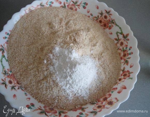 В миске смешать оба вида муки, соль и разрыхлитель теста.