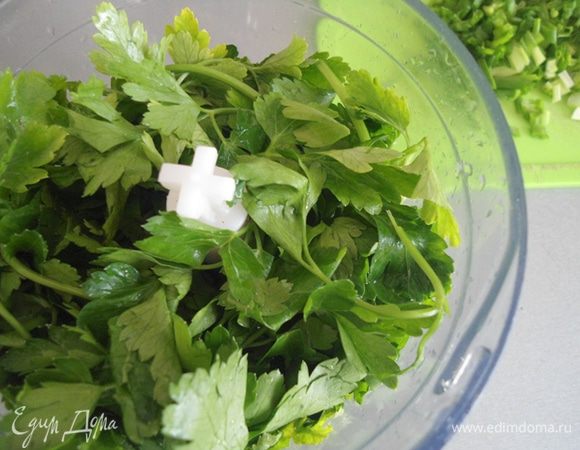 Начинка у нас весенняя из зелени. Петрушку хорошо промыть, убрать грубые стебли и измельчить в процессоре.