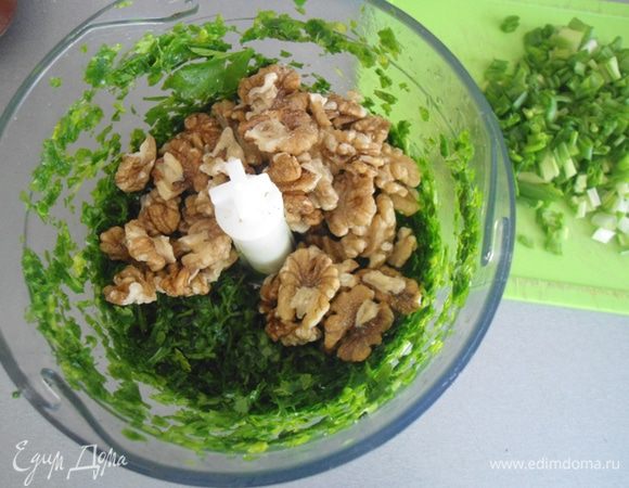 Добавить орехи и еще раз измельчить.
