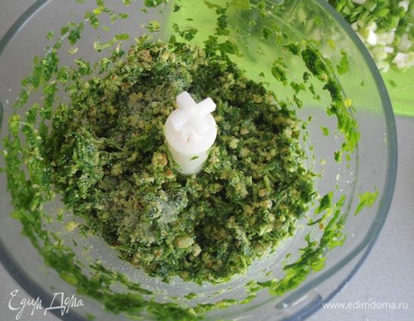 Влить масло грецкого ореха и посолить, взбить еще раз.
