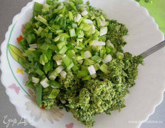 Зеленый лук промыть и измельчить ножом. Смешать лук с орехово-петрушечной массой. Я не добавляла в начинку никаких специй, кроме соли, чтобы не перебить свежую нотку зелени.