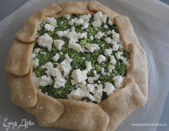 Адыгейский сыр раскрошить руками и присыпать галету. Края защипнуть по желанию.