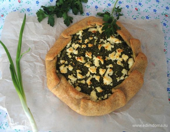 Духовку разогреть до 160°С. Выпекать галету 20-25 минут. Края галеты и сыр должны немного подрумяниться.