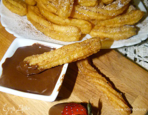 Можно просто макать чурросы в шоколадный суп.