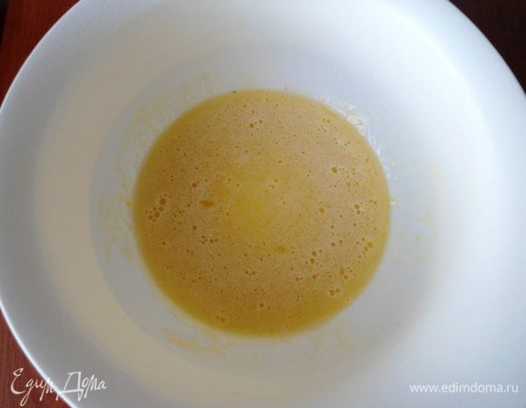 Яйца растереть с сахаром и ванильным сахаром.