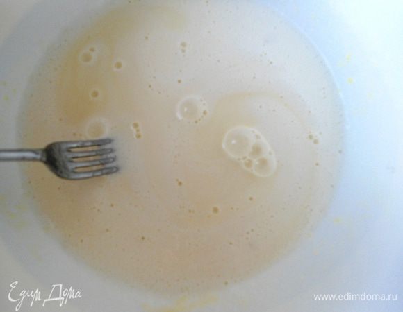 Молоко и сливки подогреть и влить к яйцам. Перемешать.