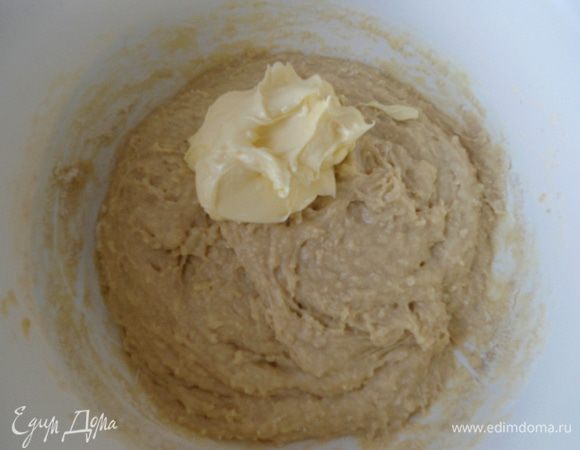 Добавить размягченное сливочное масло, перемешать.