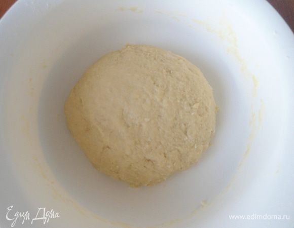 Добавить оставшуюся муку и замесить нежное тесто. Поставить его на расстойку на 1,5 часа. Необходимо избегать сквозняка.