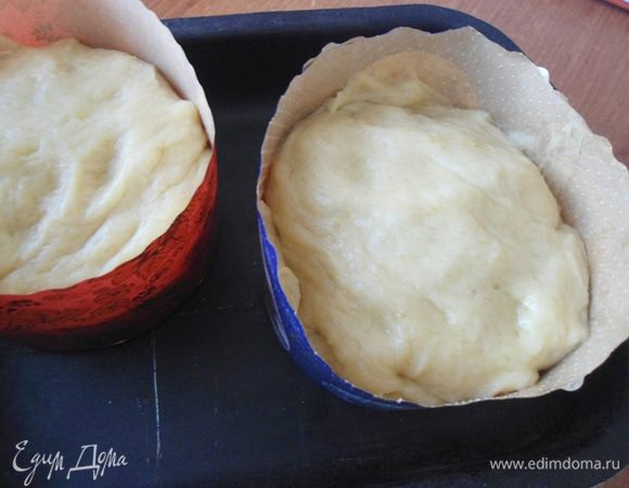 Подготовить бумажные или другие формочки и разделить тесто между ними. Заполнить тесто формы наполовину. У меня вышло 2 средних формы.