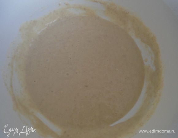 Смешать в миске подогретое молоко, просеянную муку (200 г), 2 столовые ложки сахара и дрожжи. Это опара. Накрыть крышкой и отставить ее в теплое место на 30–40 минут.