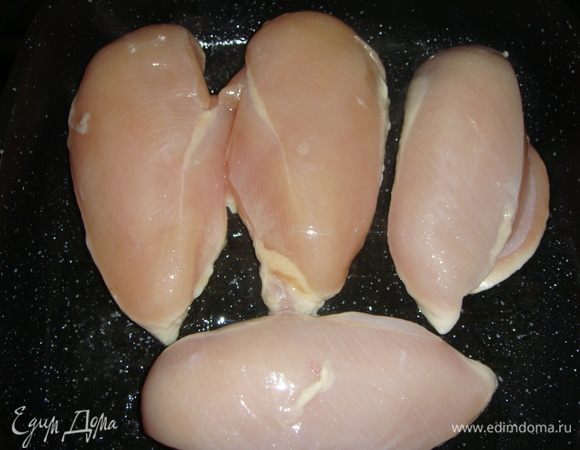 Сковороду нагреть, влить подсолнечное масло и выложить филе. Посолить по вкусу. Обжарить с одной стороны 4 минуты.