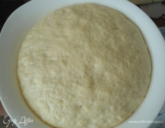 Тесто через час выросло очень хорошо! Обмять его.