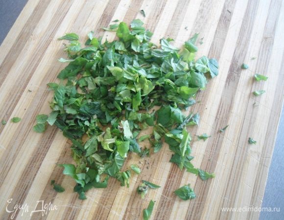 Мяту мелко нарезать.