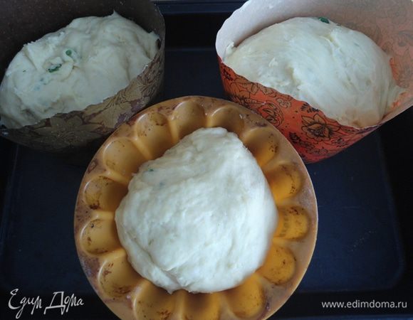 Всыпать мяту в тесто, перемешать и распределить тесто по формам. Я брала бумажные и силиконовые. Оставить на расстойку на 30 минут.