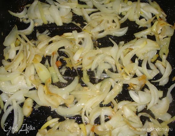 Лук почистить и нарезать полукольцами, чеснок почистить и нарезать кружочками, зеленый перец нарезать кубиками. Обжарить в той же сковороде до золотистого цвета.