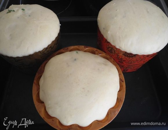 Разогреть духовку до 170°C и выпекать куличи с мятой 45–50 минут. Проверить готовность палочкой.