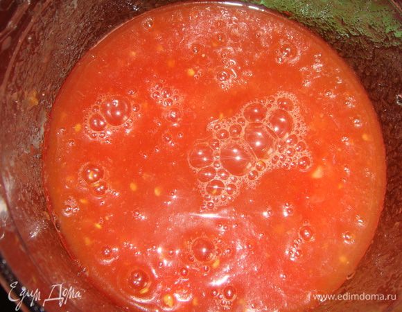 С помидоров снять кожицу и пюрировать с соком с помощью блендера.