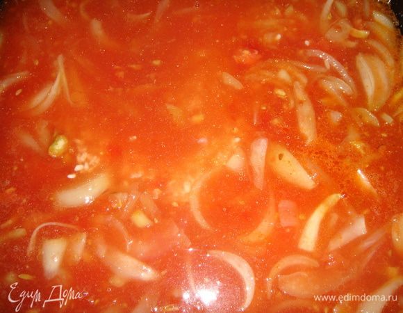 Вылить в сковороду.