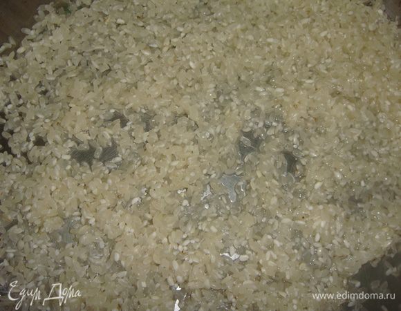 Рис промыть до чистой воды и выложить к овощам.