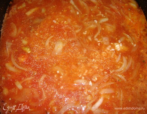 Влить стакан бульона, посолить по вкусу, добавить специи, перемешать и довести массу до кипения.