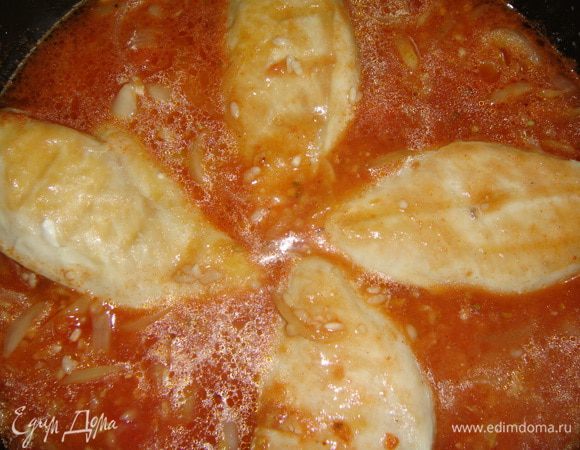 Переложить овощную массу в форму для запекания. Сверху выложить куриное филе. Накрыть форму крышкой и запекать в разогретой до 180°С духовке 35-40 минут, до готовности риса.