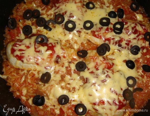 Маслины нарезать колечками. Снять крышку и смазать филе острым соусом, посыпать блюдо маслинами и натертым сыром. Запекать еще 5 минут. 