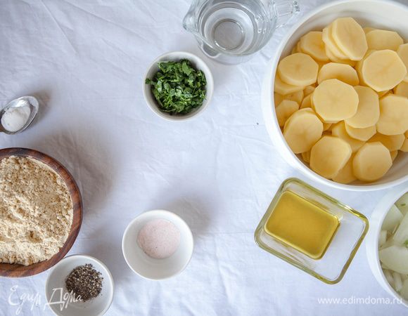 Подготовить все ингредиенты. Картофель нарезать кружочками, лук — четверть-кольцами, петрушку мелко порубить.