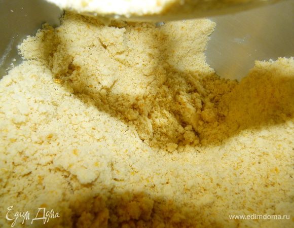 Сделать песочное тесто. Можно на сливочном масле. Я предлагаю рецепт менее калорийный — на белом вине. В муку влить вино, добавить растительное масло и замесить однородное тесто. Убрать в холодильник на 1–2 часа.