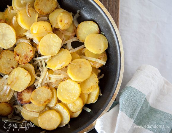 Посолить картофель, добавить лук и продолжать обжаривать до готовности лука, затем снять с плиты.
