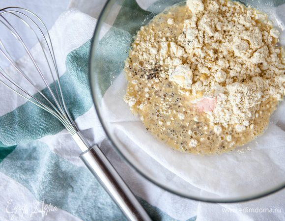 В отдельной миске смешать нутовую муку, соль, перец и соду, добавить воду.