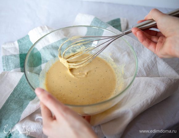 Все хорошо перемешать венчиком до получения однородной массы.